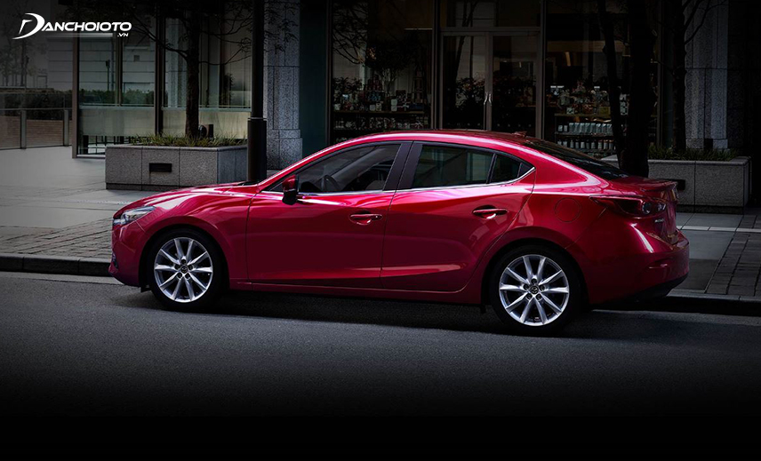 Mazda sedan có hai tùy chọn động cơ, trong khi hatchback chỉ có một loại