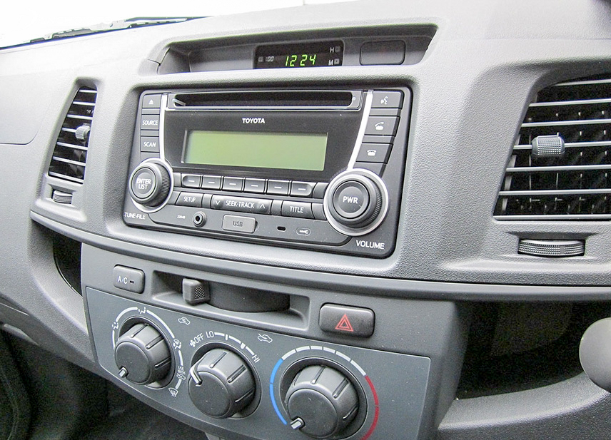 Trang thiết bị tiện nghi trên Toyota Hilux 2012 cũ ở mức cơ bản, đủ dùng