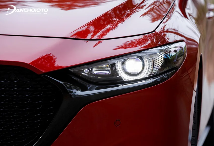 Cụm đèn trước Mazda 3 2020 được chuốt mỏng, nhấn sâu thấp hơn, thần thái hơn