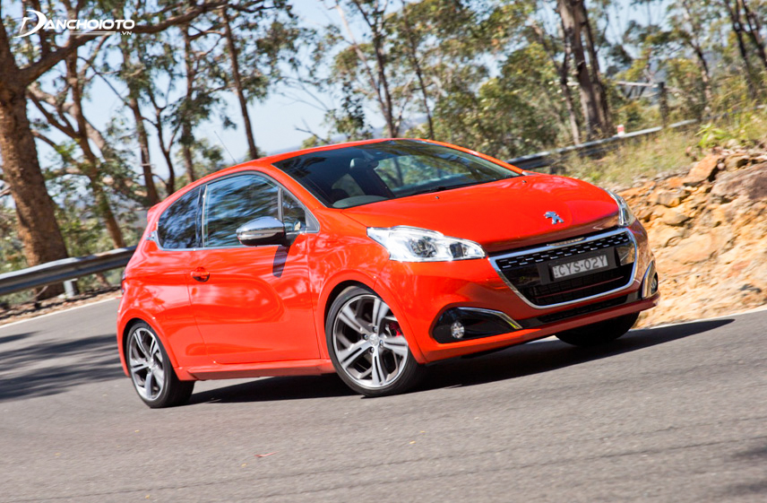 Gầm xe Peugeot 208 khá thấp