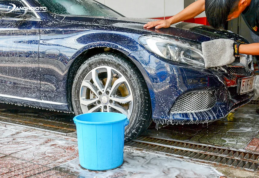 Rửa xe ô tô thường xuyên