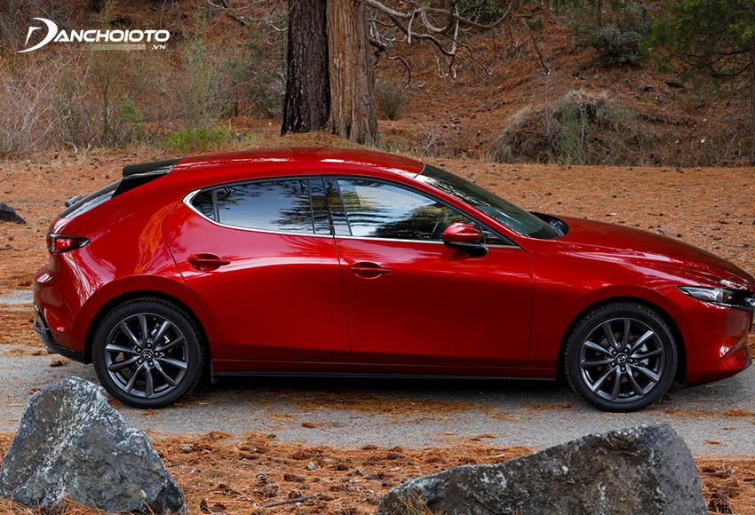 Trên thân xe Mazda 3 2020 để một bề mặt phẳng trơn bóng mang đến cảm giác nhẹ nhàng, lịch lãm