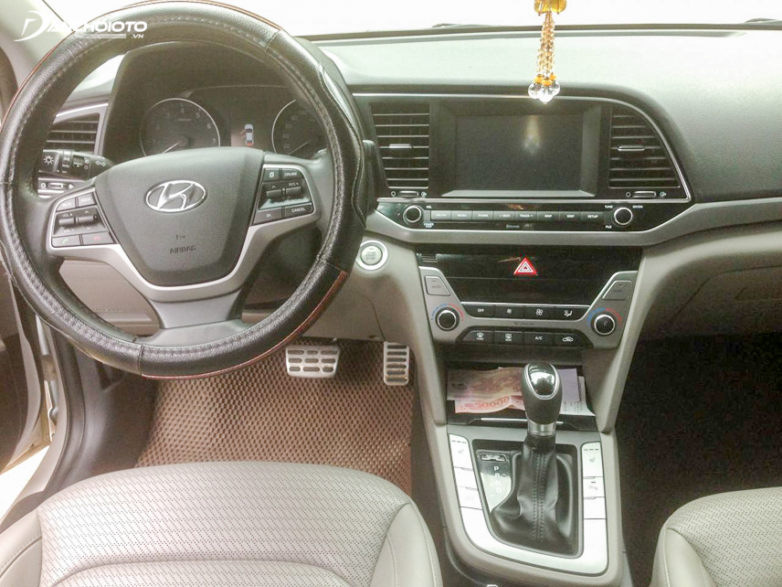 Không gian nội thất của Hyundai Elantra 2016 cũ rộng rãi và đầy đủ tiện nghi