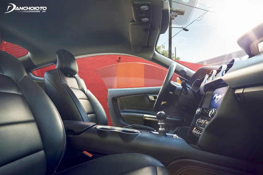 Nội thất của Ford Mustang 2018 cực kỳ ấn tượng với nhiều không gian bên trong xe hơn