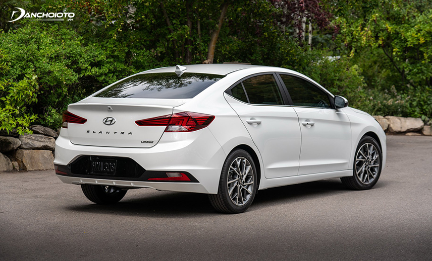 Đuôi xe Elantra 2019 - 2020 trông thanh thoát hơn với phần cánh gió nhô cao