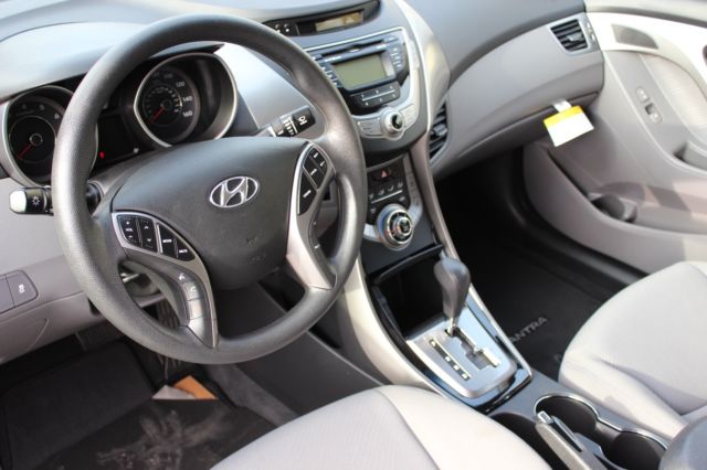 Hyundai Elantra 2013 - 2015 có vô lăng 4 chấu