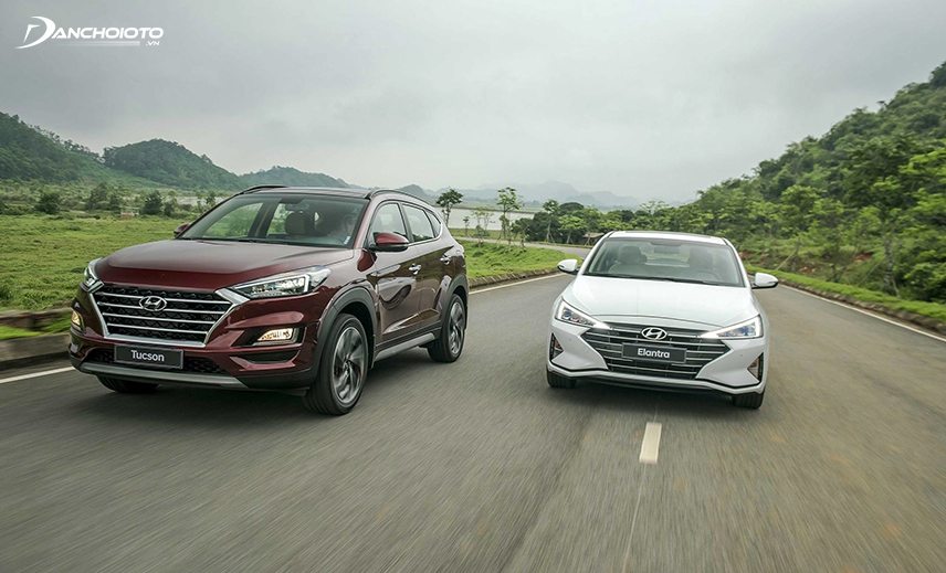 Khi xe Hyundai Elantra tăng tốc nhanh hơn, vô lăng bắt đầu nặng tạo cảm giác lái đằm chắc