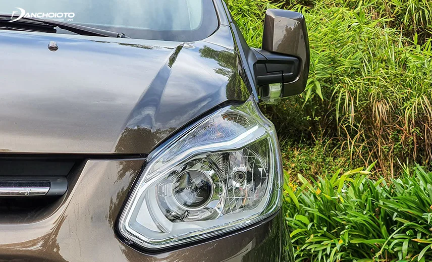 Đèn xe Ford Tourneo 2023 dùng công nghệ Halogen có dải LED ban ngày
