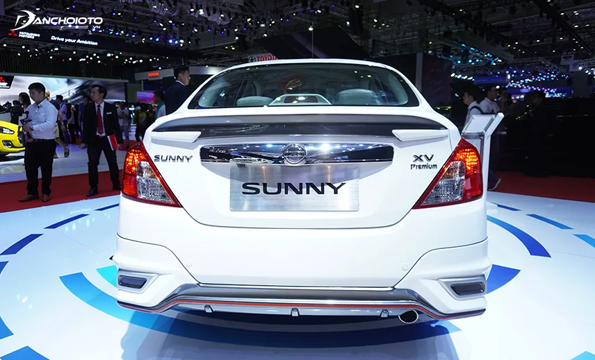 Đuôi xe Nissan Sunny 2020 nổi bật với thanh chrome sáng bóng ngay giữa