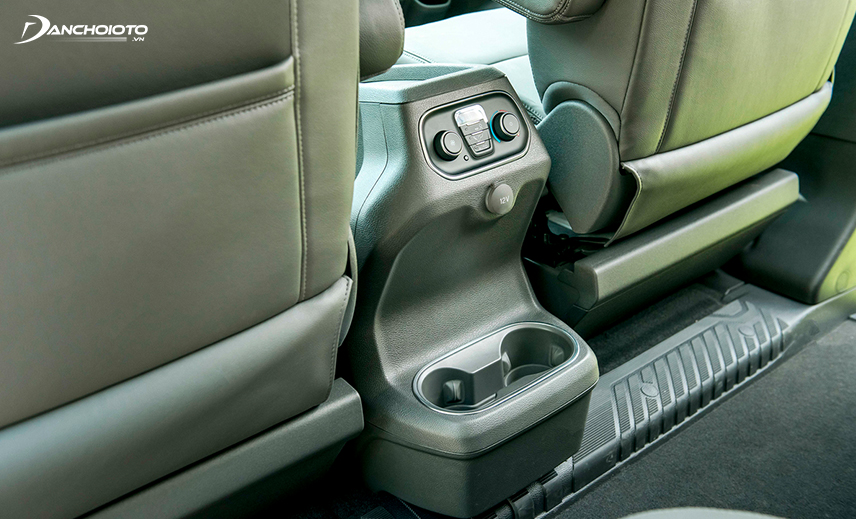 Ford Tourneo 2023 có bảng điều khiển điều hoà cho hàng ghế thứ 2