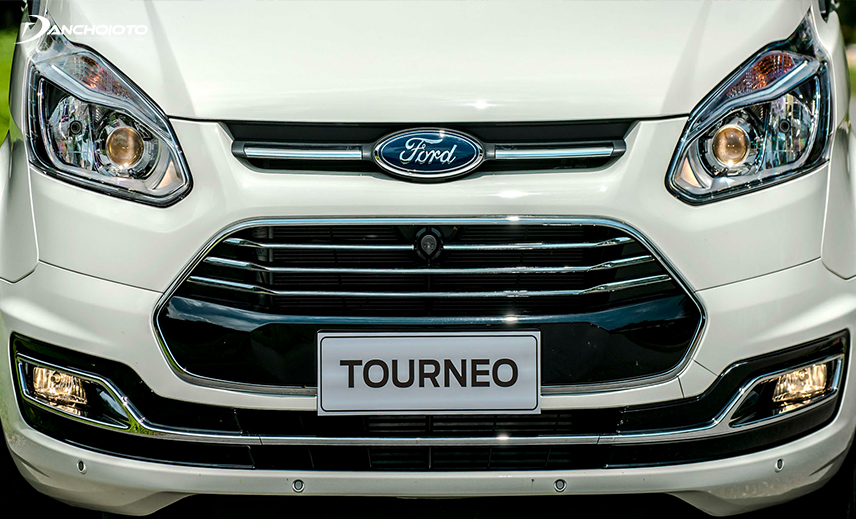 Ford Tourneo 2023 có lưới tản nhiệt hình lục giác mở rộng về 2 bên được viền chrome sáng bóng