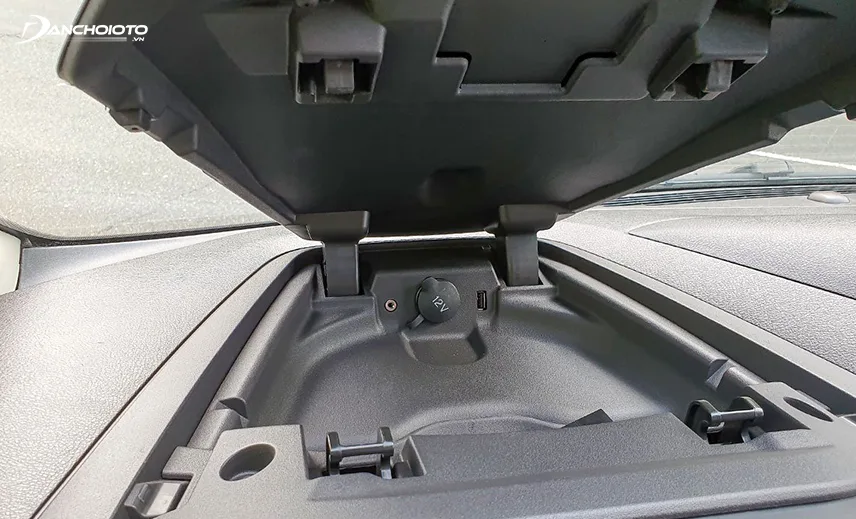 Tẩu 12V cho lái xe bố trí trong ngăn kín muốn dùng phải bật mở khá bất tiện
