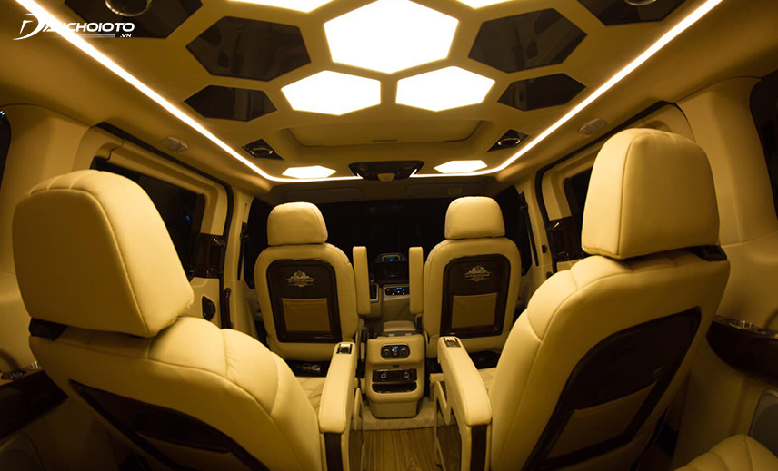 Trần xe Tourneo Limousine được “làm lại” trở thành một nơi “trình diễn” ánh sáng đẹp mắt