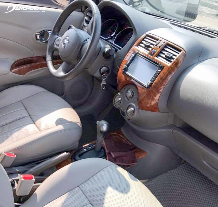Nội thất của Nissan Sunny 2015 cũ khá tiện nghi và dễ sử dụng