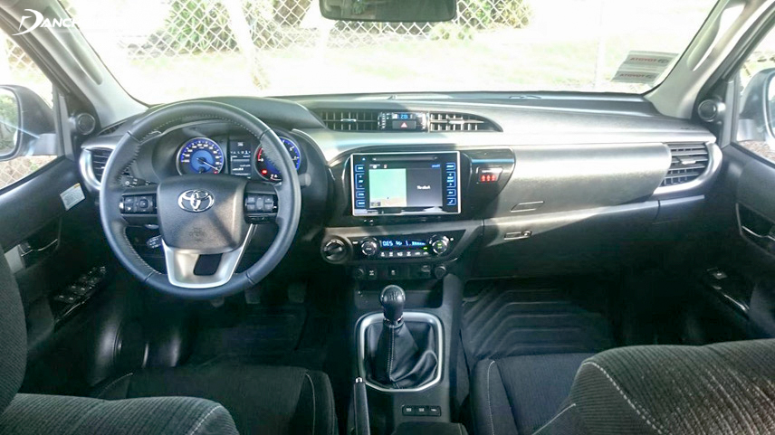 Trang bị tiện nghi trên Toyota Hilux 2016 có phần lép vế hơn Triton 2016
