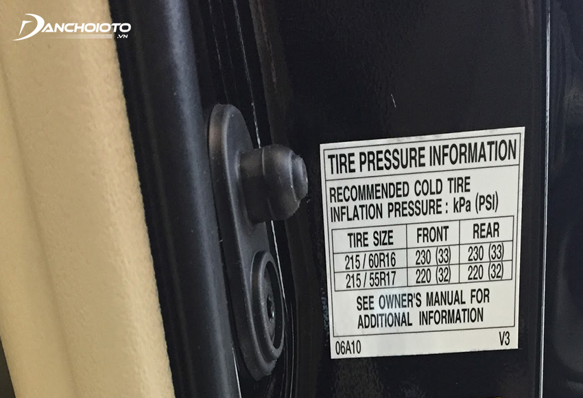 Áp suất lốp tiêu chuẩn thường được ghi trên thành khung cửa ở ghế lái