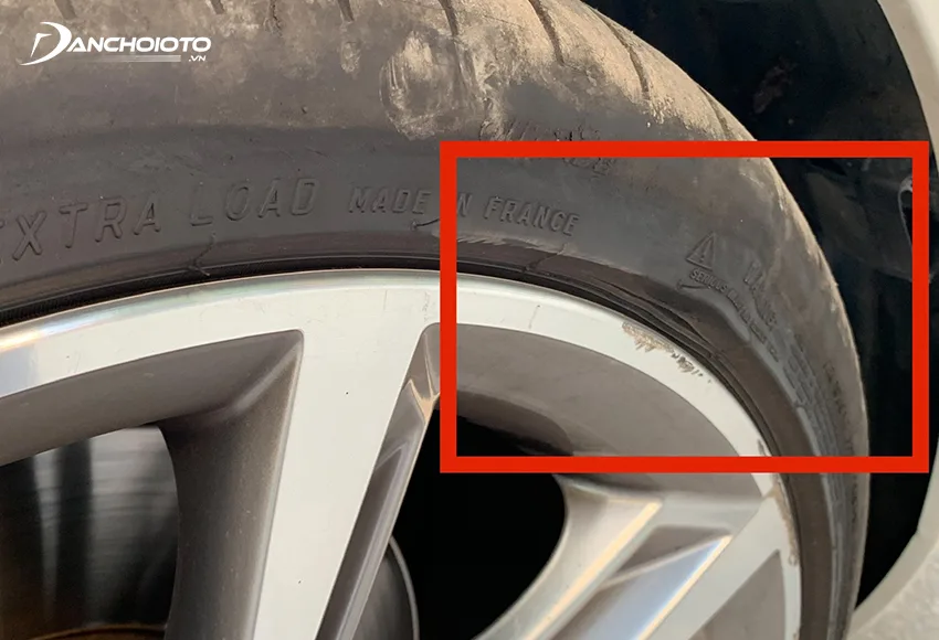 Nếu tanh lốp ô tô bị lòi ra, biến dạng nên thay lốp mới