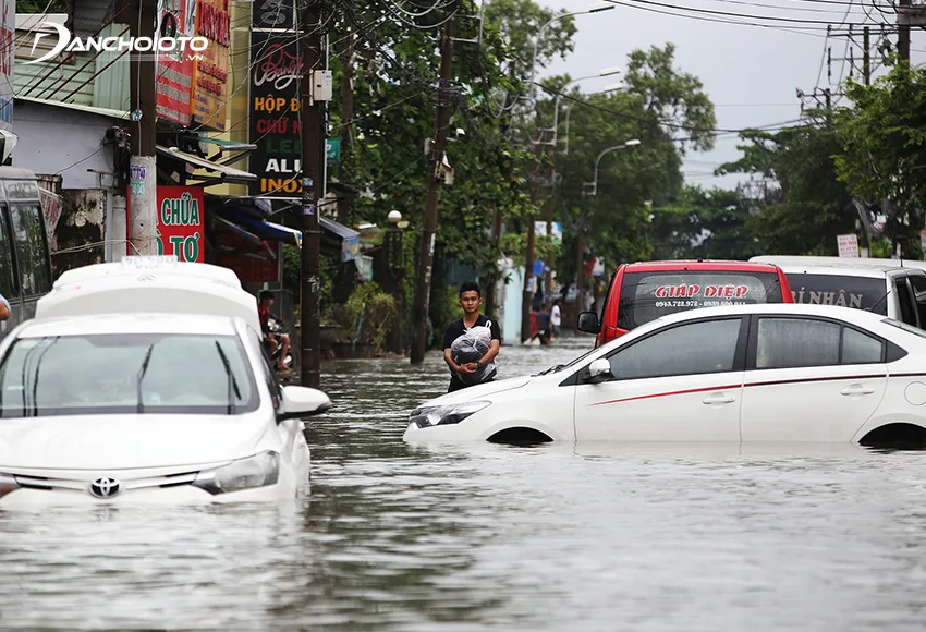 Nếu xe di chuyển chủ yếu trong khu vực thường xuyên xảy ra ngập nước, nên mua thêm bảo hiểm thuỷ kích cho xe ô tô