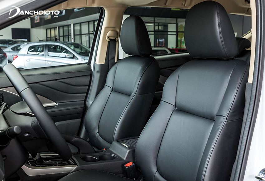 Ghế lái và ghế phụ thiết kế ôm thân người, đáng tiếc ghế lái Xpander 2020 vẫn chỉnh tay
