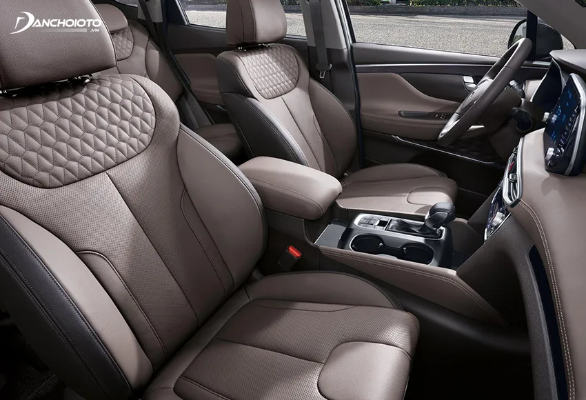 Hyundai SantaFe 2020 tạo ấn tượng mạnh bằng những hàng ghế ngồi bọc da sang trọng