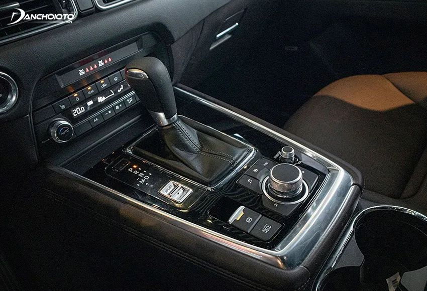 Bệ điều khiển trung tâm trên Mazda CX-8 2020