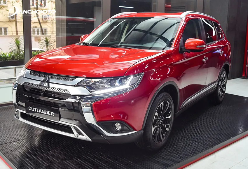 Cản trước Mitsubishi Outlander 2020 thêm ốp cản mạ bạc hình thang nổi