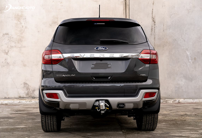 Đuôi xe Ford Everest 2020 vẫn duy trì lối thiết kế “bầu bĩnh”