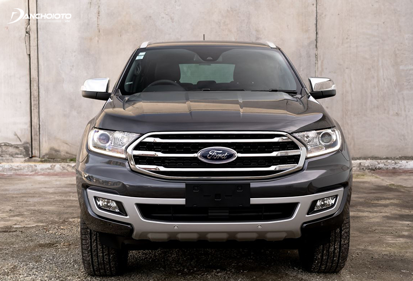 Ford Everest 2020 nổi bật với cụm lưới tản nhiệt hình đa giác to, mở rộng về 2 bên