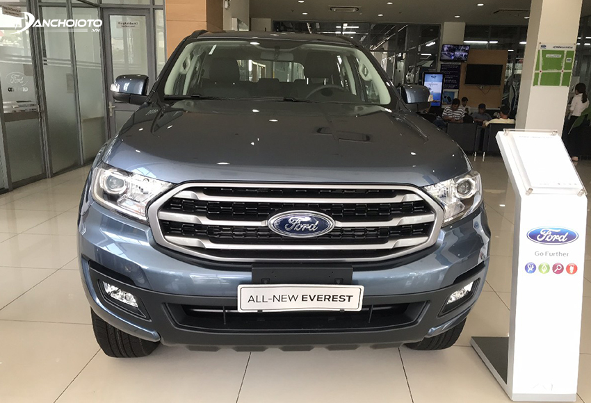 Ford Everest Ambiente có lưới tản nhiệt không mạ chrome, cản trước màu đen