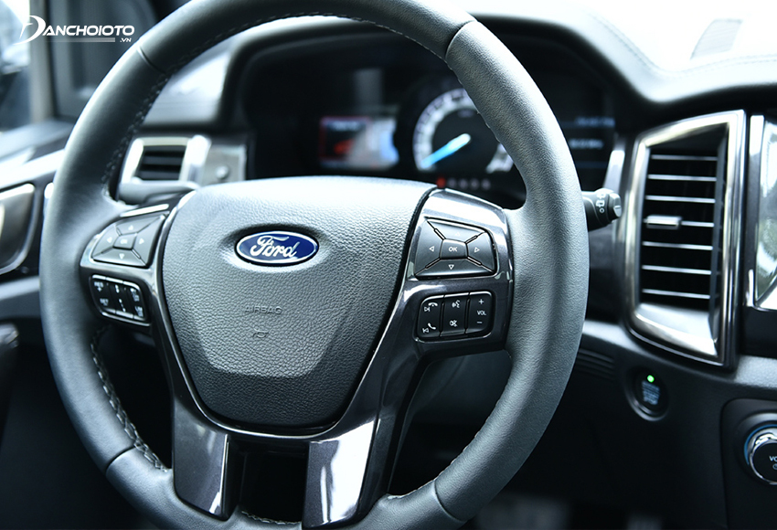 Ford Everest sở hữu vô lăng xe thiết kế 3 chấu mạnh mẽ