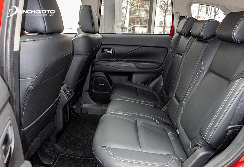 Hàng ghế thứ 2 Mitsubishi Outlander rộng rãi, chỗ để chân và không gian trần đều thoáng