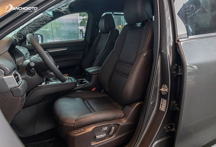 Hàng ghế trước Mazda CX-8 thiết kế ôm thân người, có chỉnh điện, làm ấm