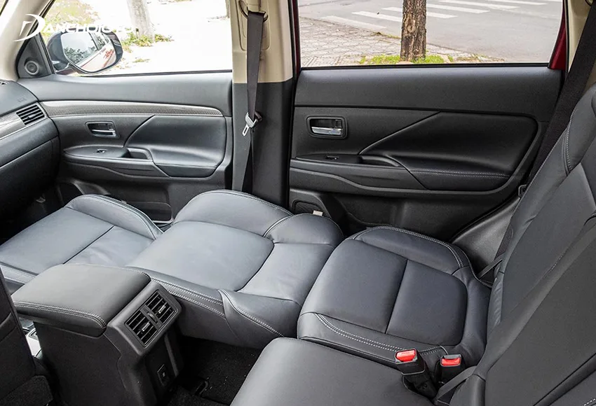Hàng ghế trước Mitsubishi Outlander 2020 có thể ngả 180 độ