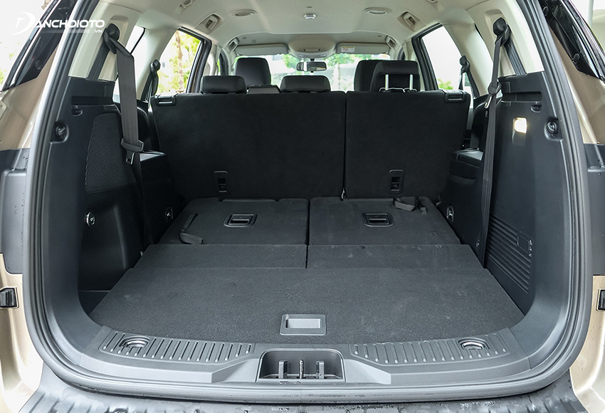 Khoang hành lý của Ford Everest cũng không quá lớn có thể diện tích bằng cách gập phẳng hàng ghế thứ 3