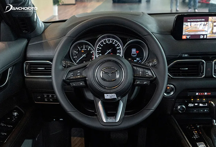 Khu vực lái Mazda CX-8 2020 được thiết kế tương tự như Mazda CX-5