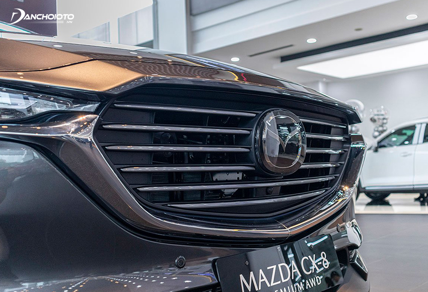 Lưới tản nhiệt Mazda CX-8 2020 dạng thanh nan mỏng mạ chrome, còn CX-5 dạng lưới đen tổ ong
