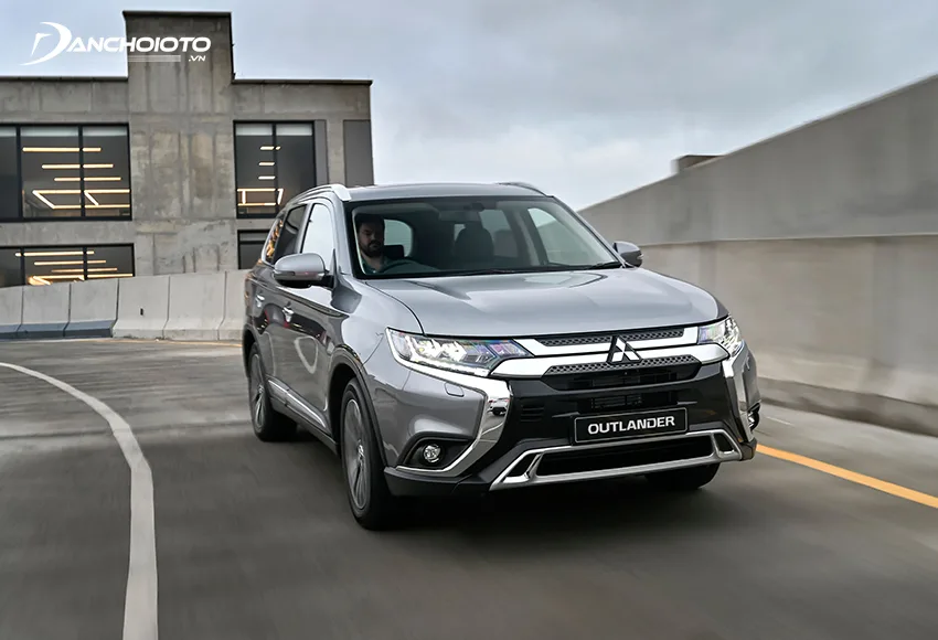 Mitsubishi Outlander 2020 facelift không quá mạnh mẽ nhưng đủ đem đến sự thoải mái khi di chuyển trong phố