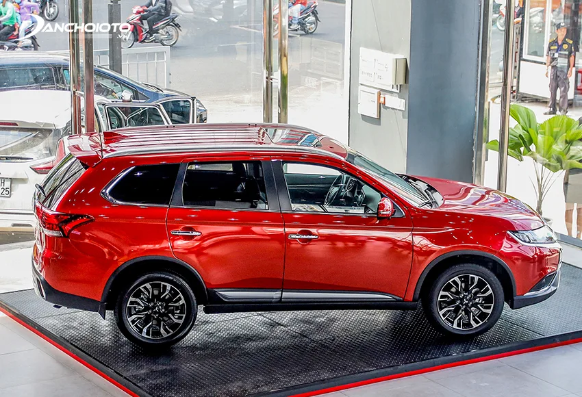 Outlander 2020 facelift cuốn hút với đường gân dập sâu sắc sảo chạy thẳng kết nối đèn trước và sau xe