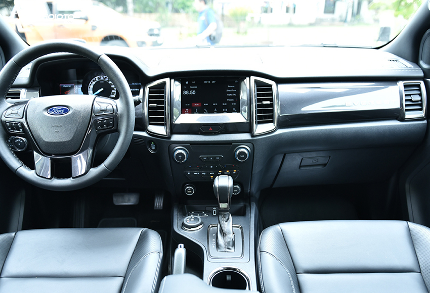 Taplo Ford Everest mang những đường nét đồ sộ, cơ bắp, đậm phong cách xe Mỹ