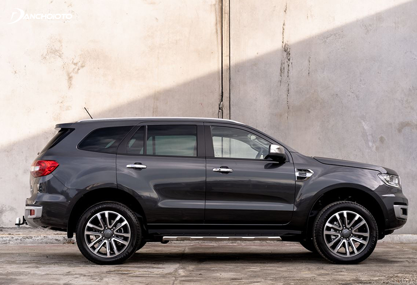 Thân xe Ford Everest 2020 đồ sộ với gầm cao, phong thái bệ vệ đậm chất SUV