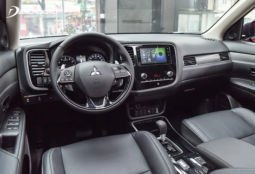 Bảng taplo Mitsubishi Outlander 2020 vẫn sử dụng kiểu dáng trước đây