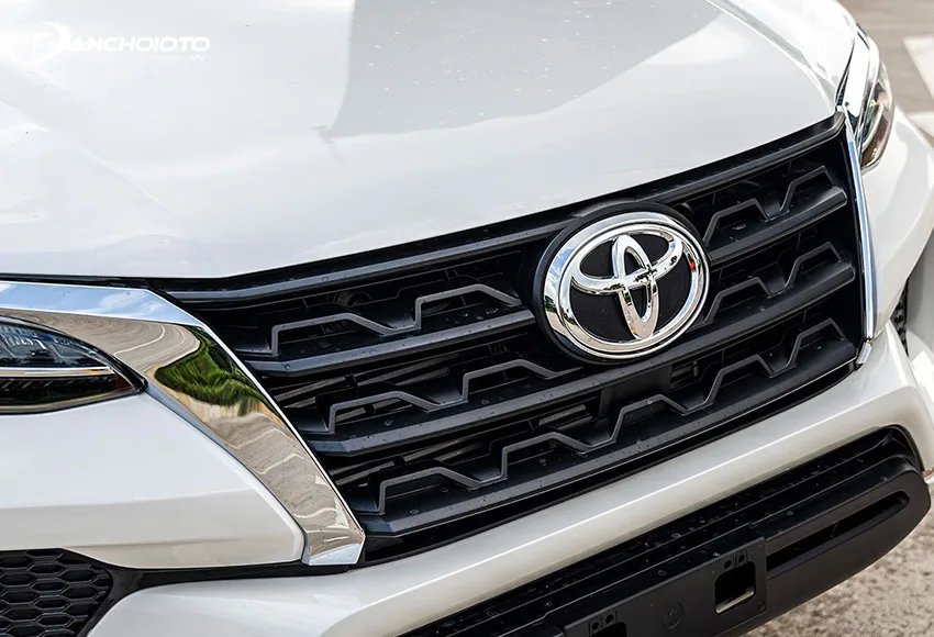 Bên trong lưới tản nhiệt Toyota Fortuner 2023 là những thanh đen tạo hình lượn sóng lạ mắt
