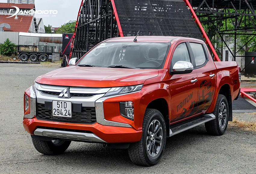 Cặp đèn trước Triton 2020 ôm trọn 2 góc, kéo dài kết nối liền mạch lưới tản nhiệt nổi bật với 2 thanh mạ bạc bản to xếp tầng nâng đỡ logo Mitsubishi ngay giữa