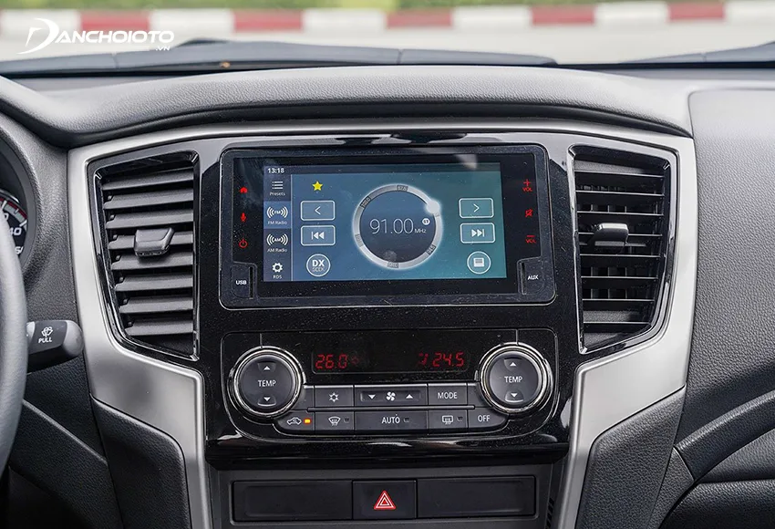 Chỉ có Mitsubishi Triton Premium 2023 được trang bị màn hình cảm ứng trung tâm 6.75 inch