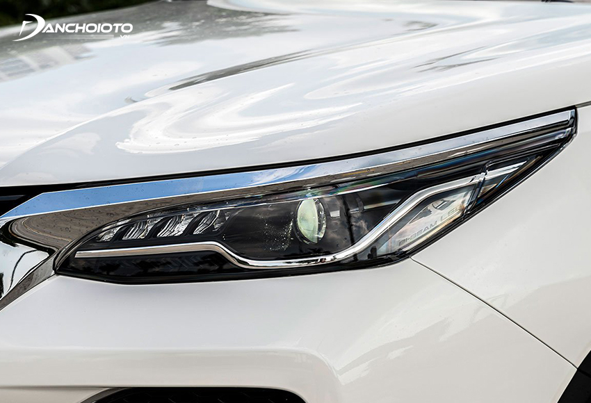 Cụm đèn trước Toyota Fortuner 2020 bản tiêu chuẩn cũng được tái thiết kế hoàn toàn mới thon gọn nhưng uy thế hơn