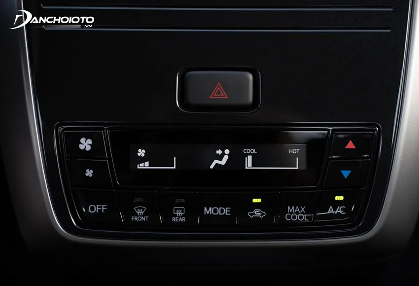 Cụm điều khiển điều hoà Toyota Wigo 2020 chuyển sang dạng nút bấm và có màn hình LCD