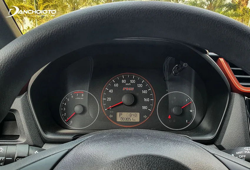 Cụm đồng hồ Brio 2020 sau vô lăng dạng Analog “cổ điển”, giao diện không bắt mắt
