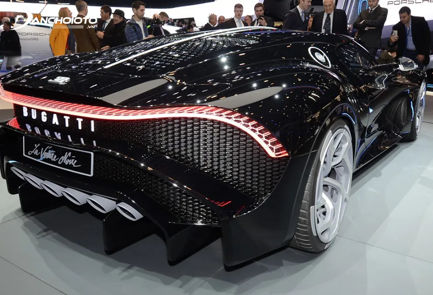 Đuôi xe Bugatti La Voatio Noire ấn tượng với thiết kế đèn hậu liền khối