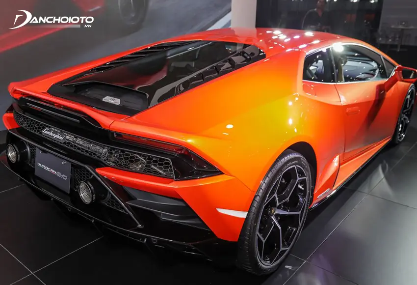 Đuôi xe Lamborghini Huracan ấn tượng với cụm đèn hậu góc cạnh