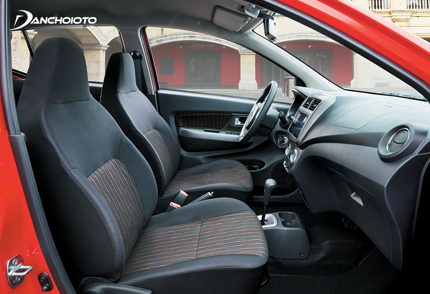 <em>Hàng ghế trước Toyota Wigo 2023 vẫn giữ kiểu tựa đầu liền mạch với tựa lưng</em>